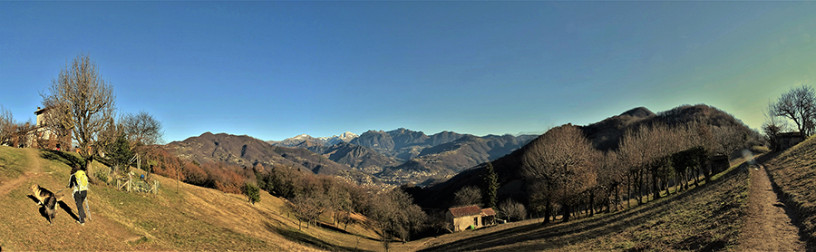 Dai Prati Parini vista panoramica verso la conca di Zogno e le Prealpi Orobiche di Valle Brembana 